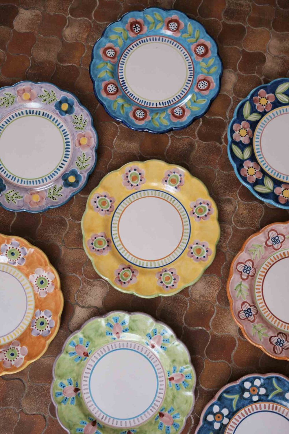 assiettes en céramique illustrées de fleurs